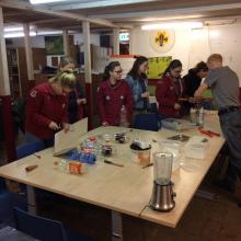 De explorer dames zeer geconcentreerd aan het knutselen 